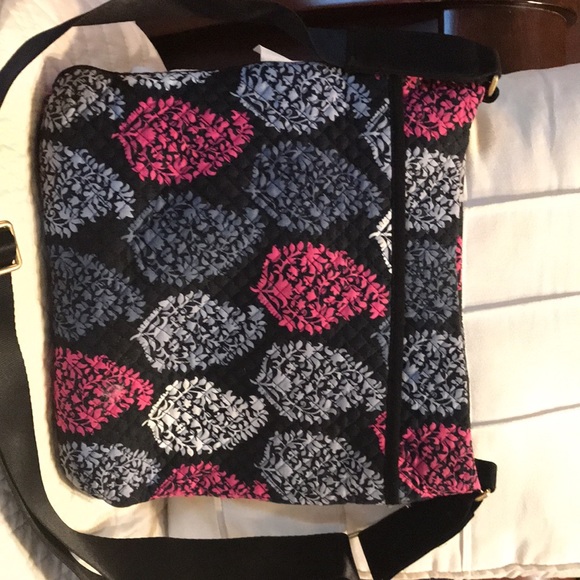 Unique Vera Bradley Triple Zip Hipster. Contrast lining and gold accents. - Picture 2 of 4